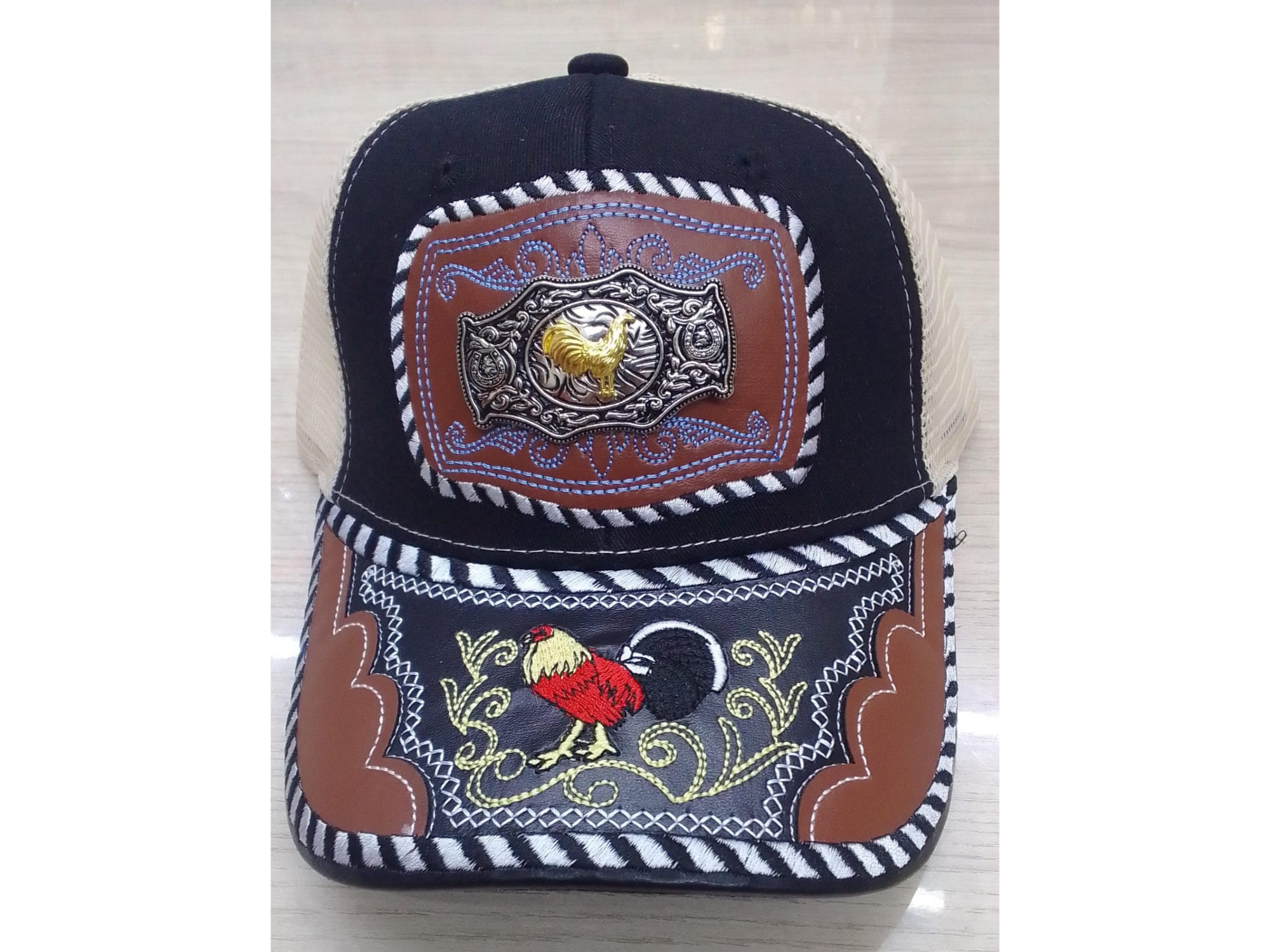 #16 Gorro Trucker Vaquero negro y beige chapa gallo dorado