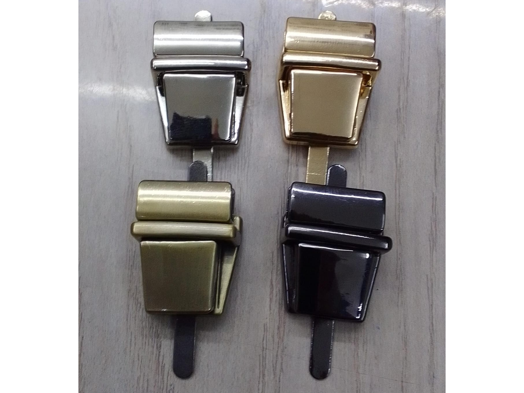 #24 Seguros Para Cartera 2.8 x 2.2 mm