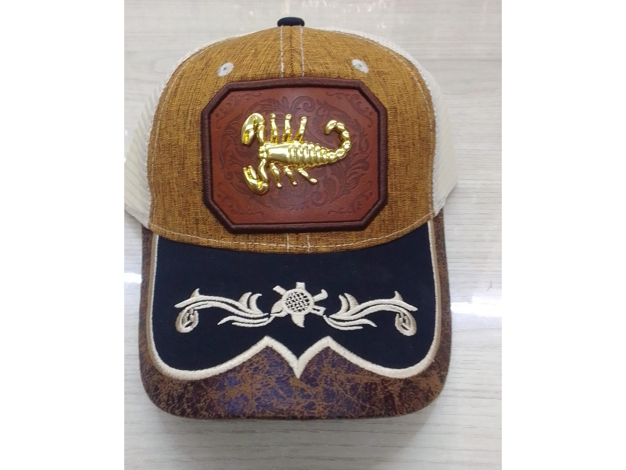#17 Gorro Trucker Vaquero marron y beige chapa escorpion dorado