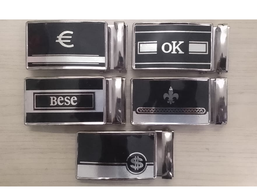 #19 Chapa Fondo Negro Diseño Blanco 3.8cm