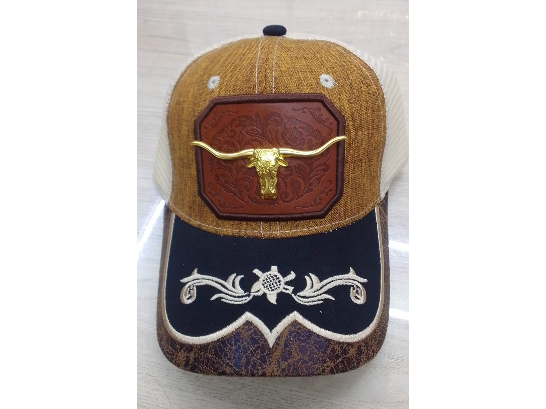 #11 Gorro Trucker Vaquero marron y beige chapa buey dorado