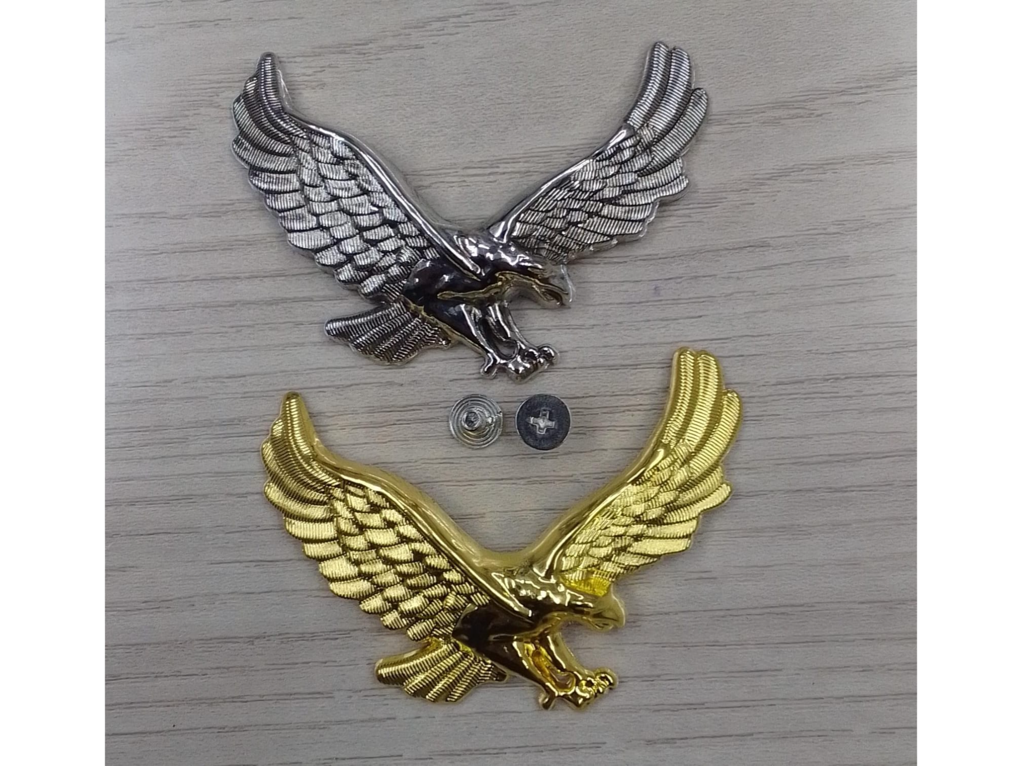 #11 Placas Aguilas niquel y dorado 2x6cm
