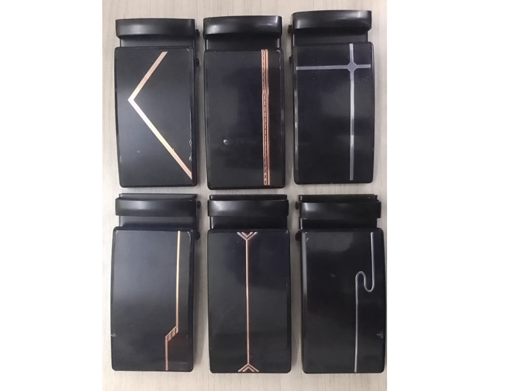 #18 Chapa Fondo Negro Con Línea 3.8cm