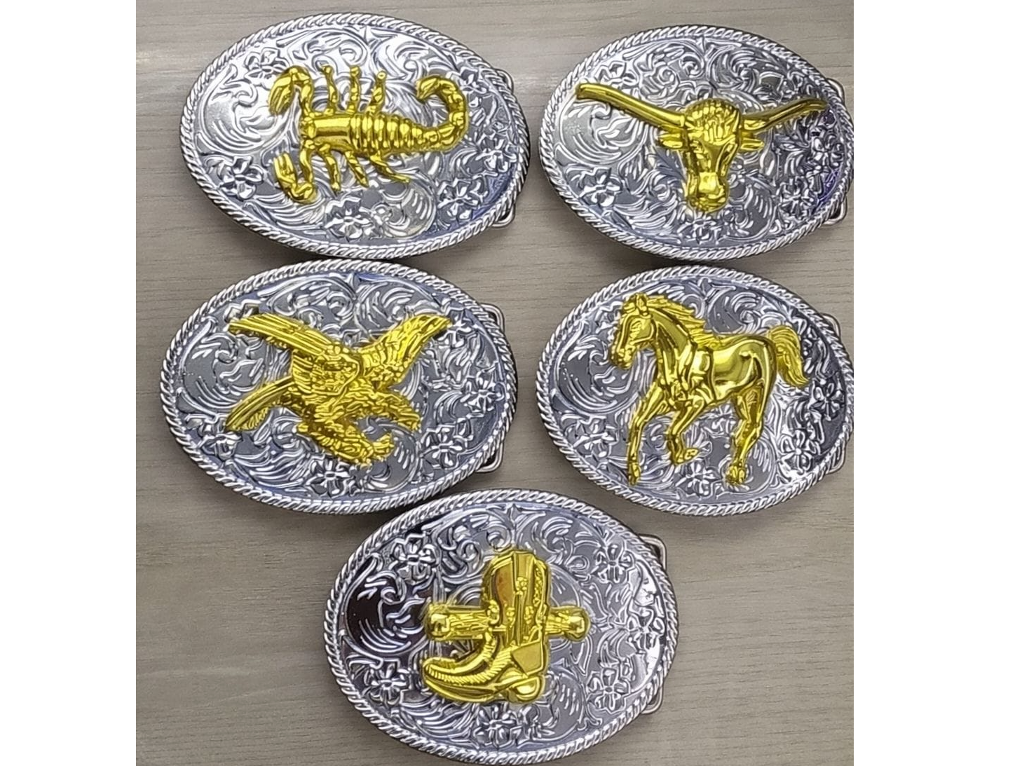 #2 Chapones plateados con figuras dorado