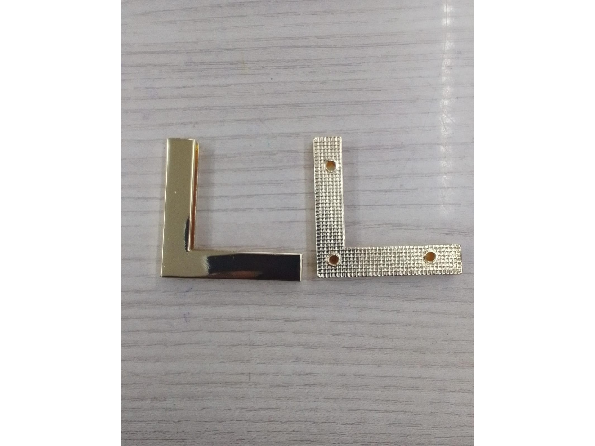 #5 Esquinero Brasil 4x4mm con tornillos c/u