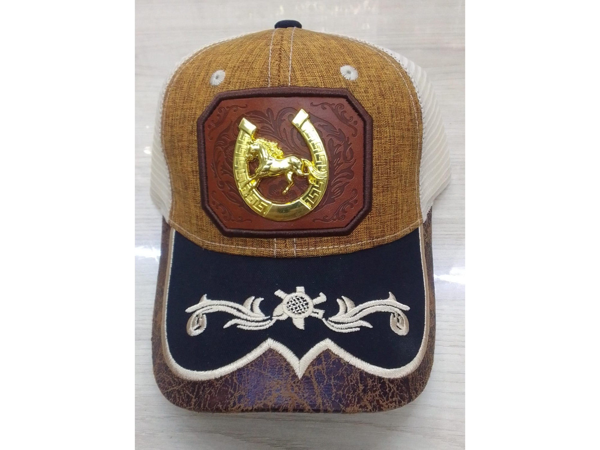 #13 Gorro Trucker Vaquero marron y beige chapa herraje caballo dorado