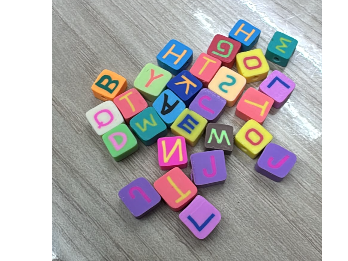 Dijes letras plastico