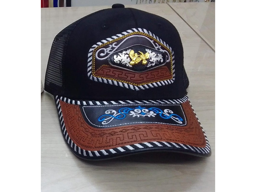 #3 Gorro Trucker Vaquero negro con chapa gallos dorado