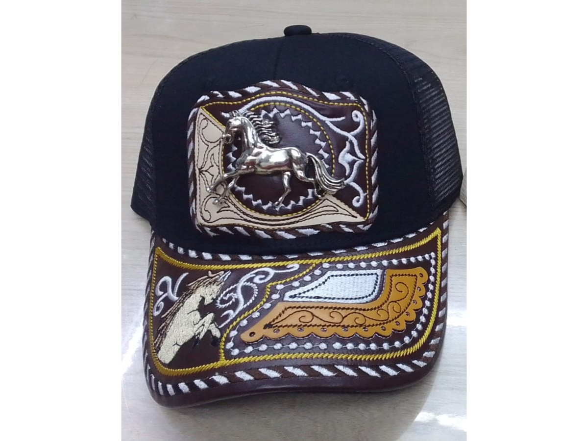 #6 Gorro Trucker Vaquero negro con chapa caballo niquel