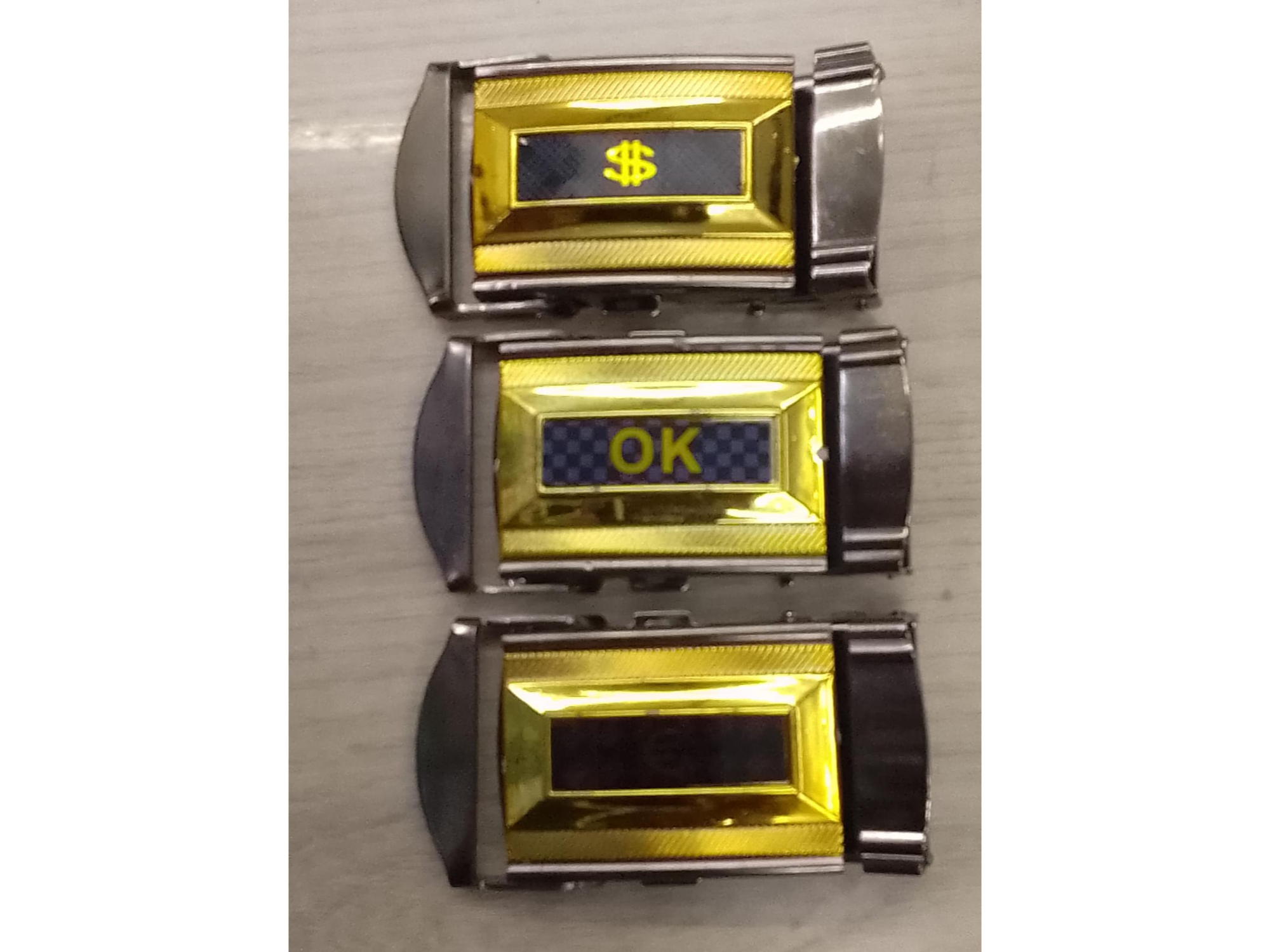 #22 Chapa Fondo Dorado Con Diseño 4cm