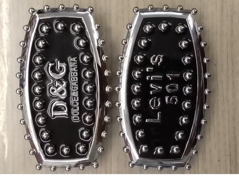 #14 Chapa Franja Plateada Fondo Negro 4cm