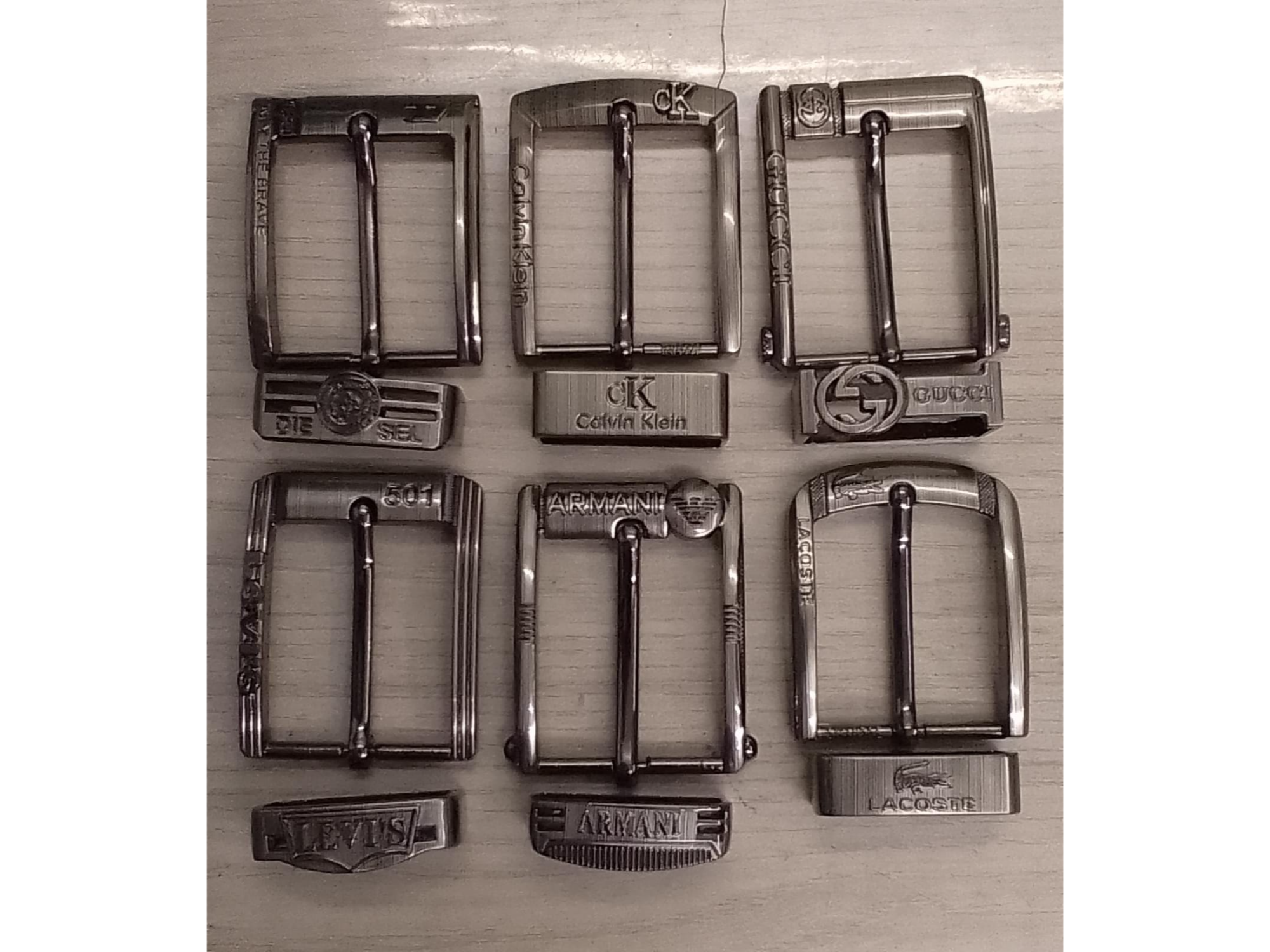 #4 Hebillas Plateado Oscuro Con Marca 3.5cm