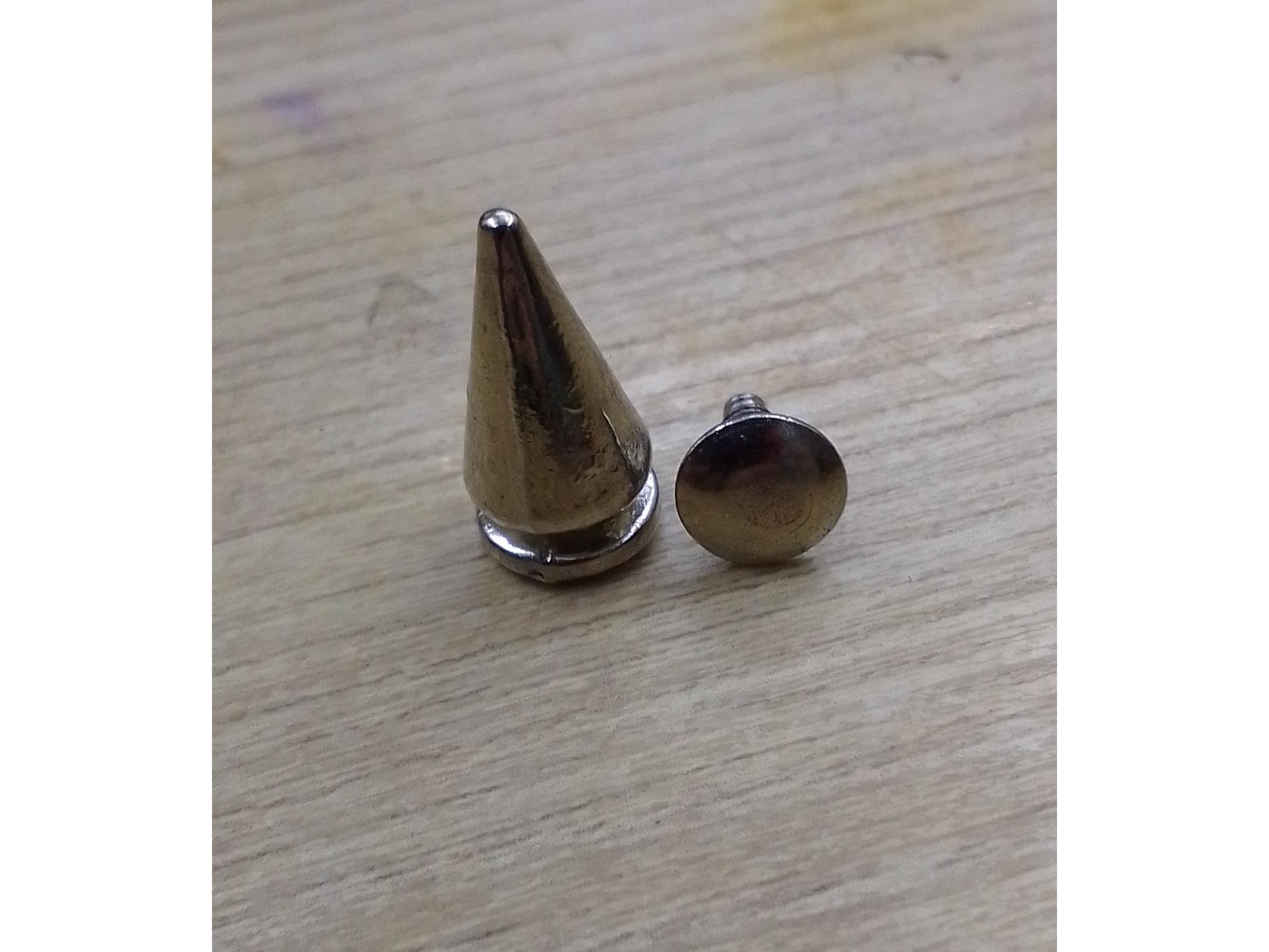 Púas a remache 18x8