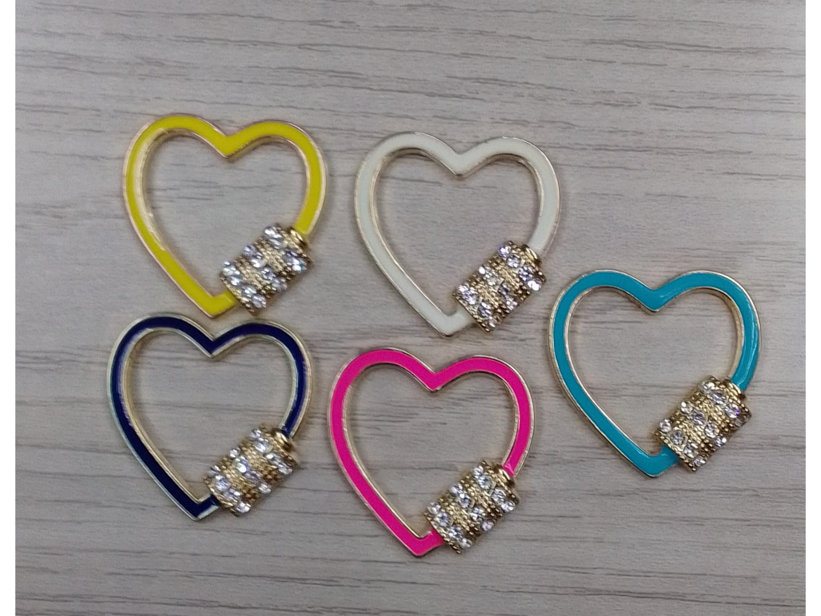 Dijes corazon de metal con brillos