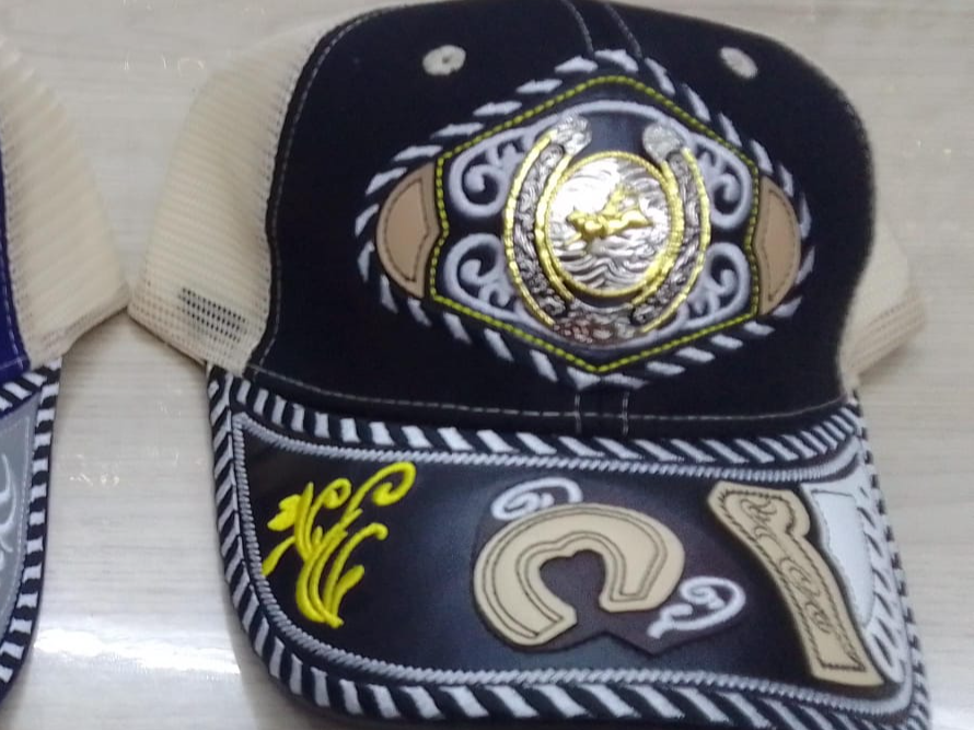 #15 Gorro Trucker Vaquero negro y beige chapa herraje jinete dorado