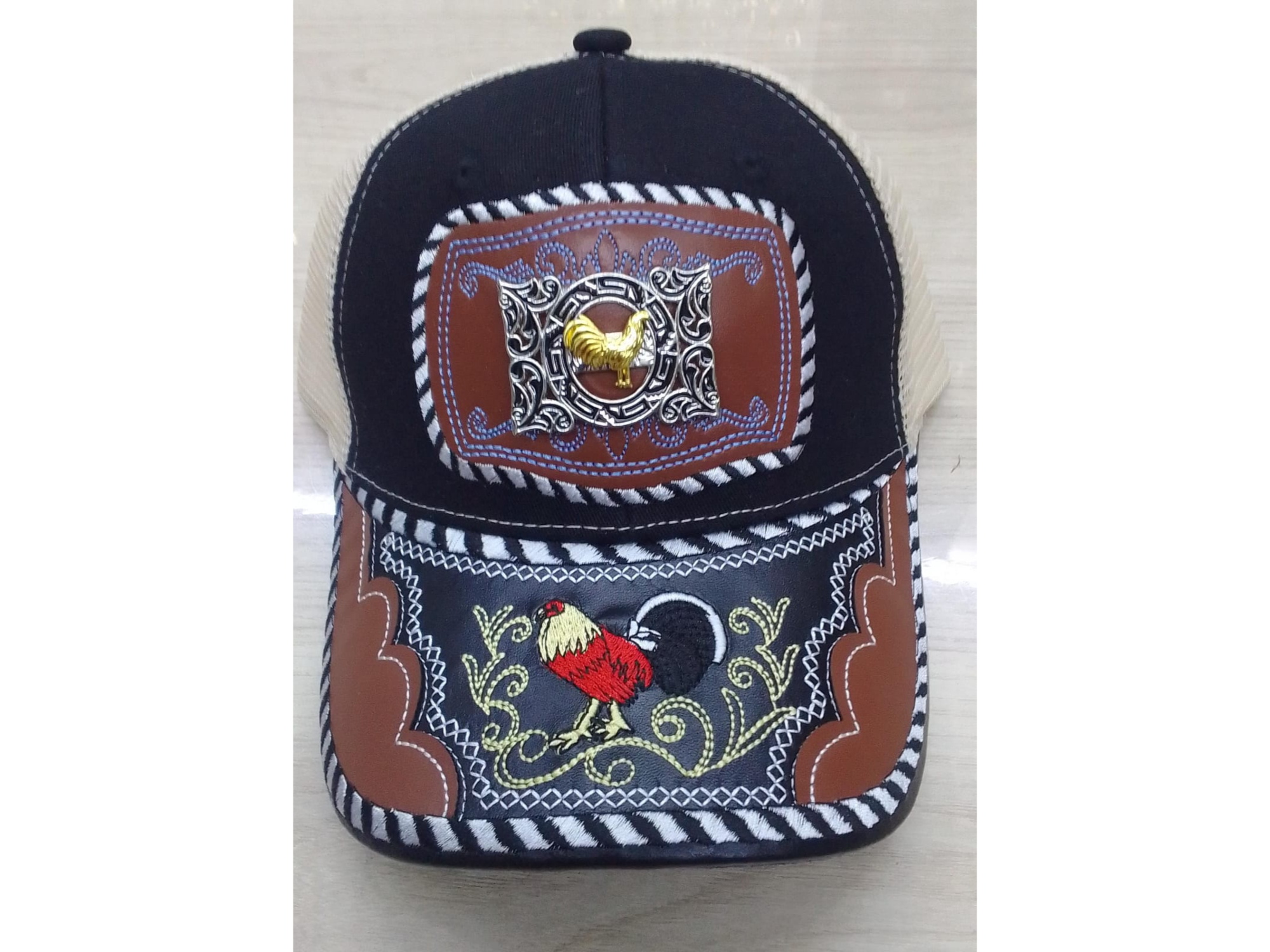 #18 Gorro Trucker Vaquero negro y beige chapa gallo dorado