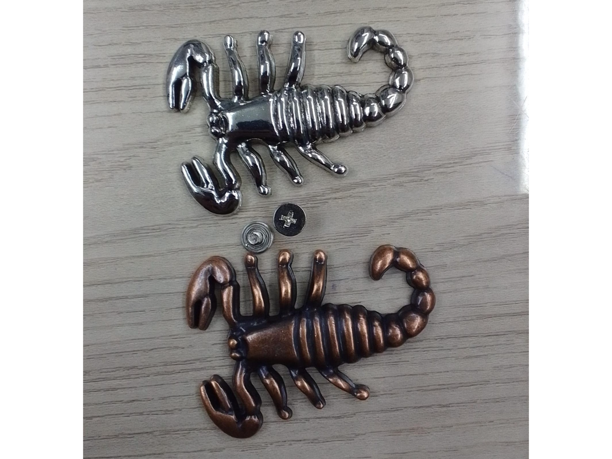 #6 Placas escorpion niquel y bronce 3.7x5.2cm