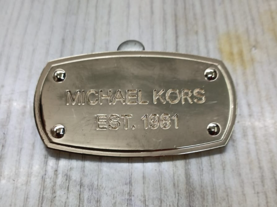 #3 Placa Michael Kors 6cm