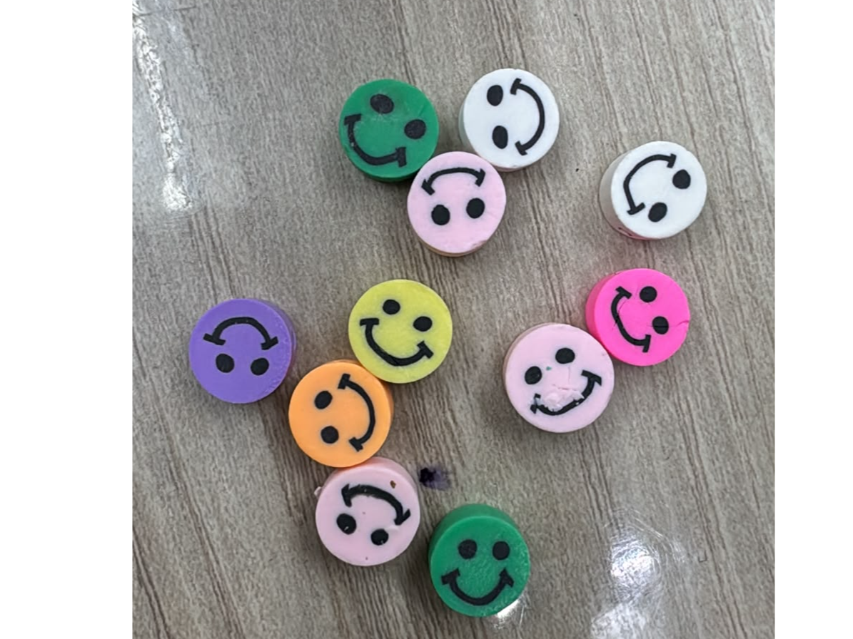 Dijes caritas plastico