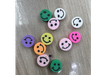 Dijes caritas plastico