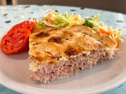 Tarta del dia (1/4) + Ensalada / papas copetín