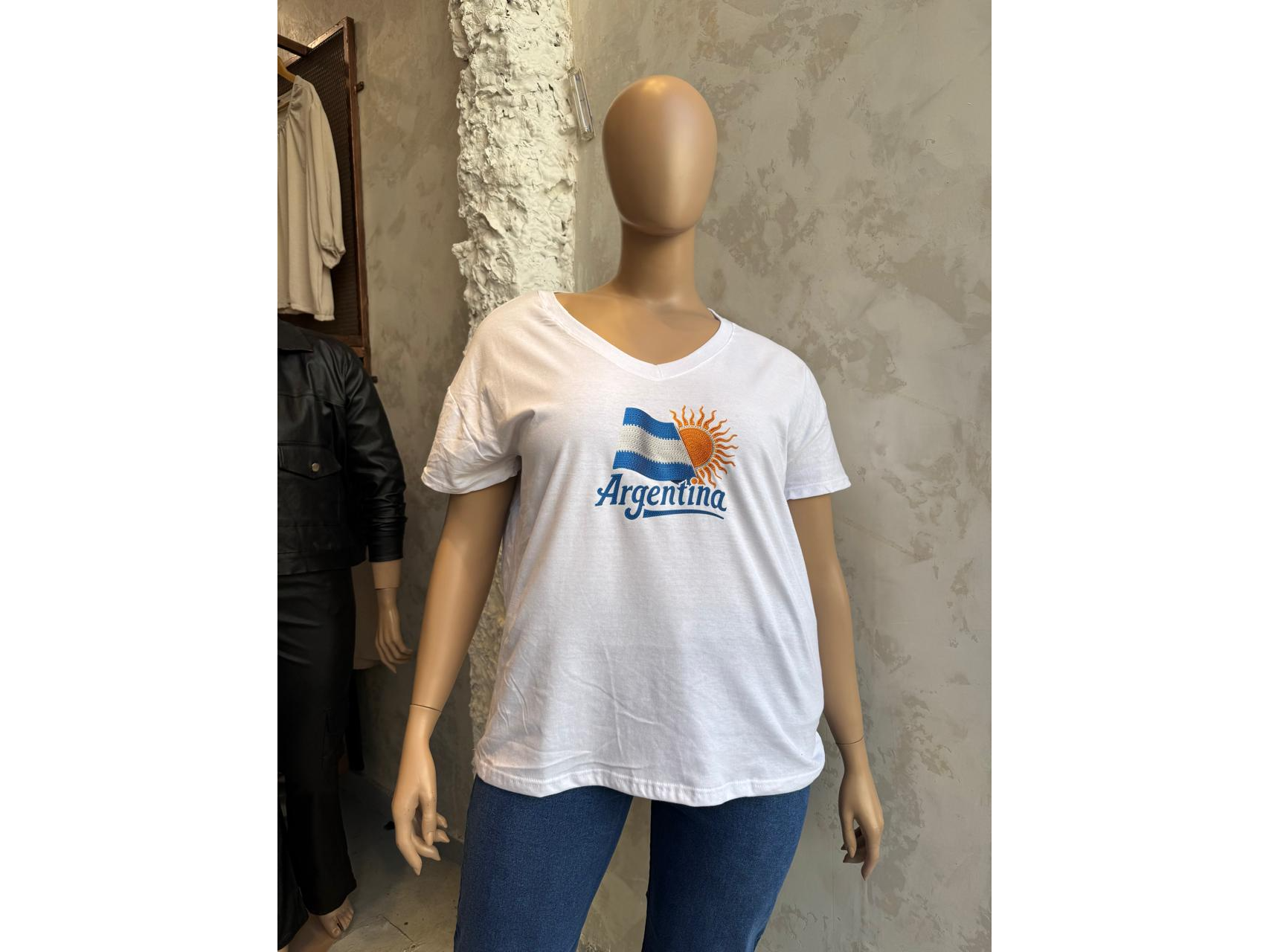 Remera básica en tela jersey escote en V con estampa ART. 600 E