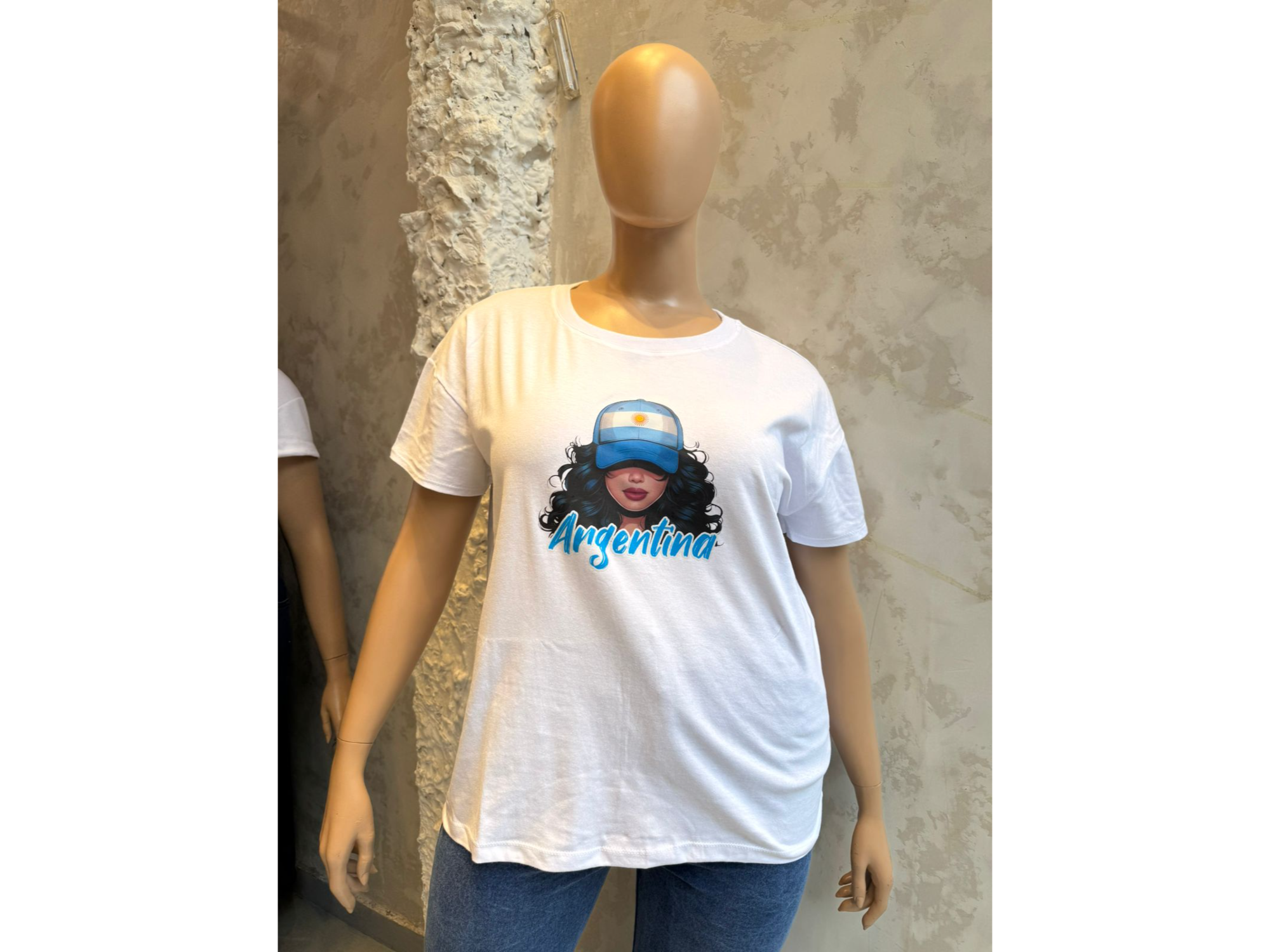 Remera básica en tela jersey escote redondo con estampa ART. 600 E