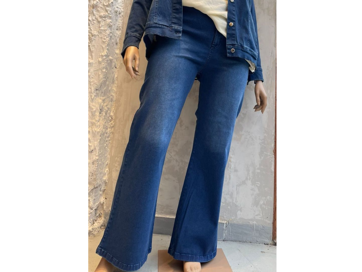 Jeans wide leg elastizado azul localizado ART. 885