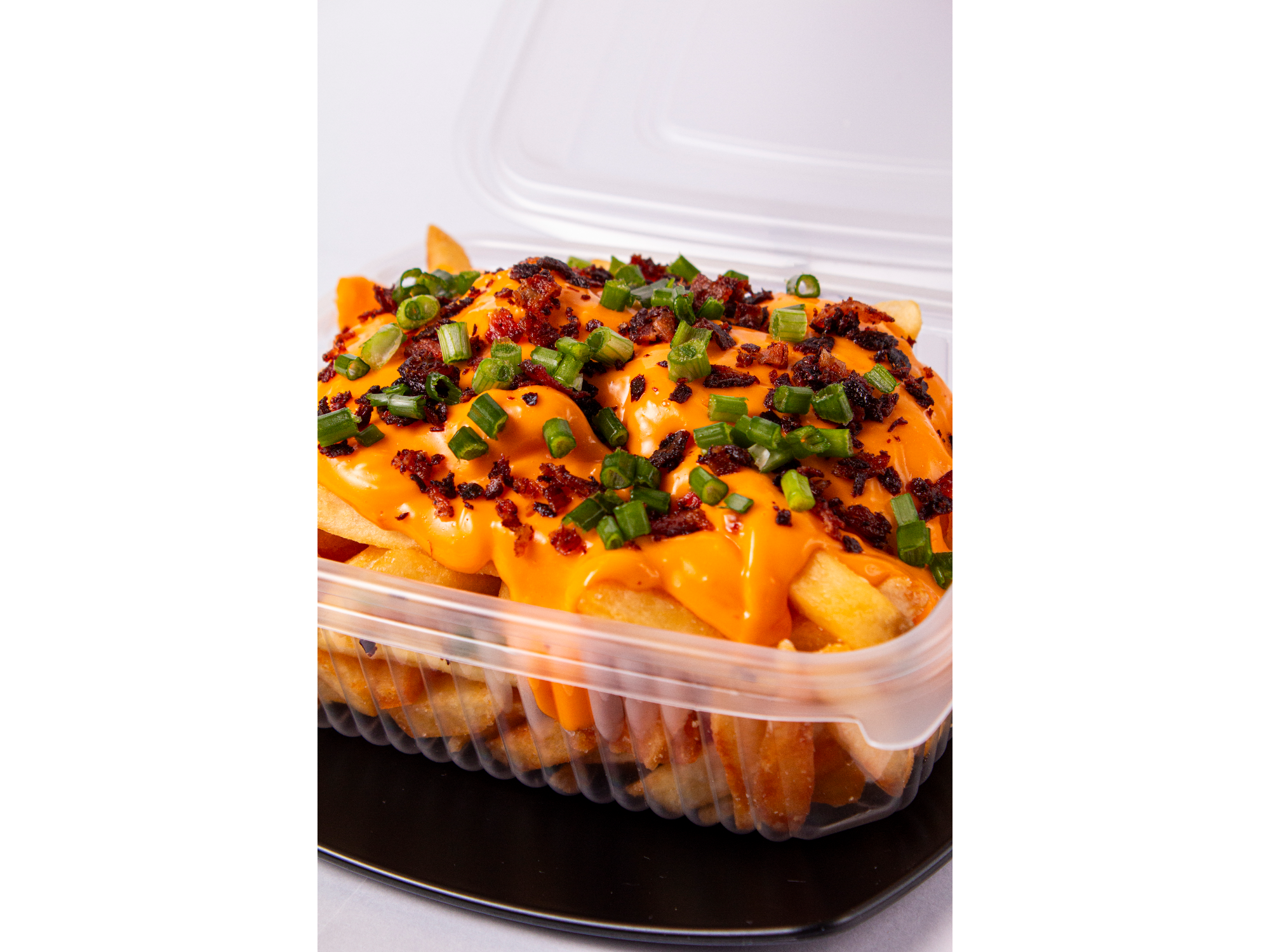 Porción de papas con cheddar, bacon y verdeo
