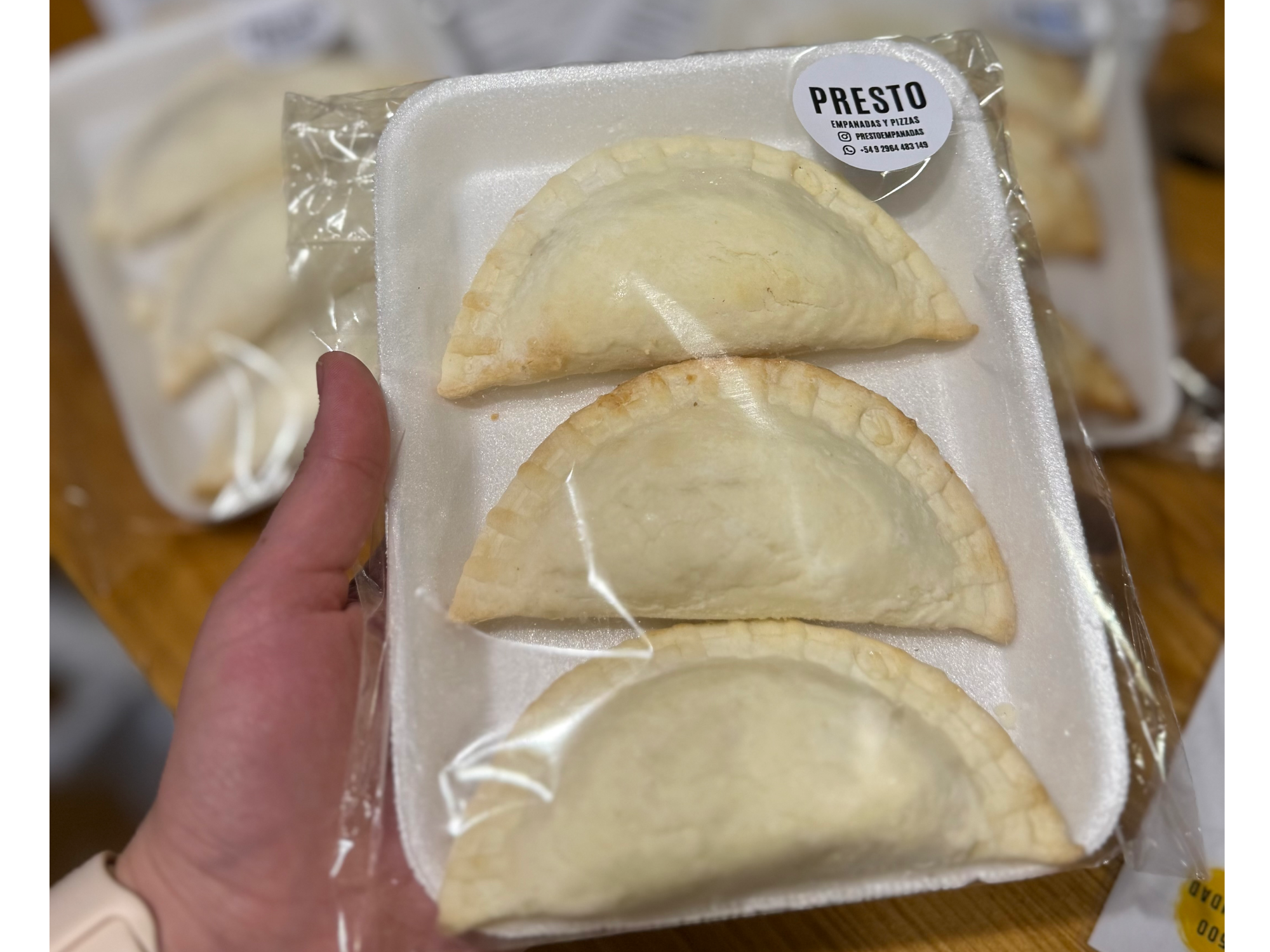 Bandejita de empanadas de jamón y queso