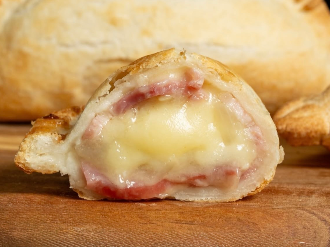 Empanada de cebolla, panceta y queso