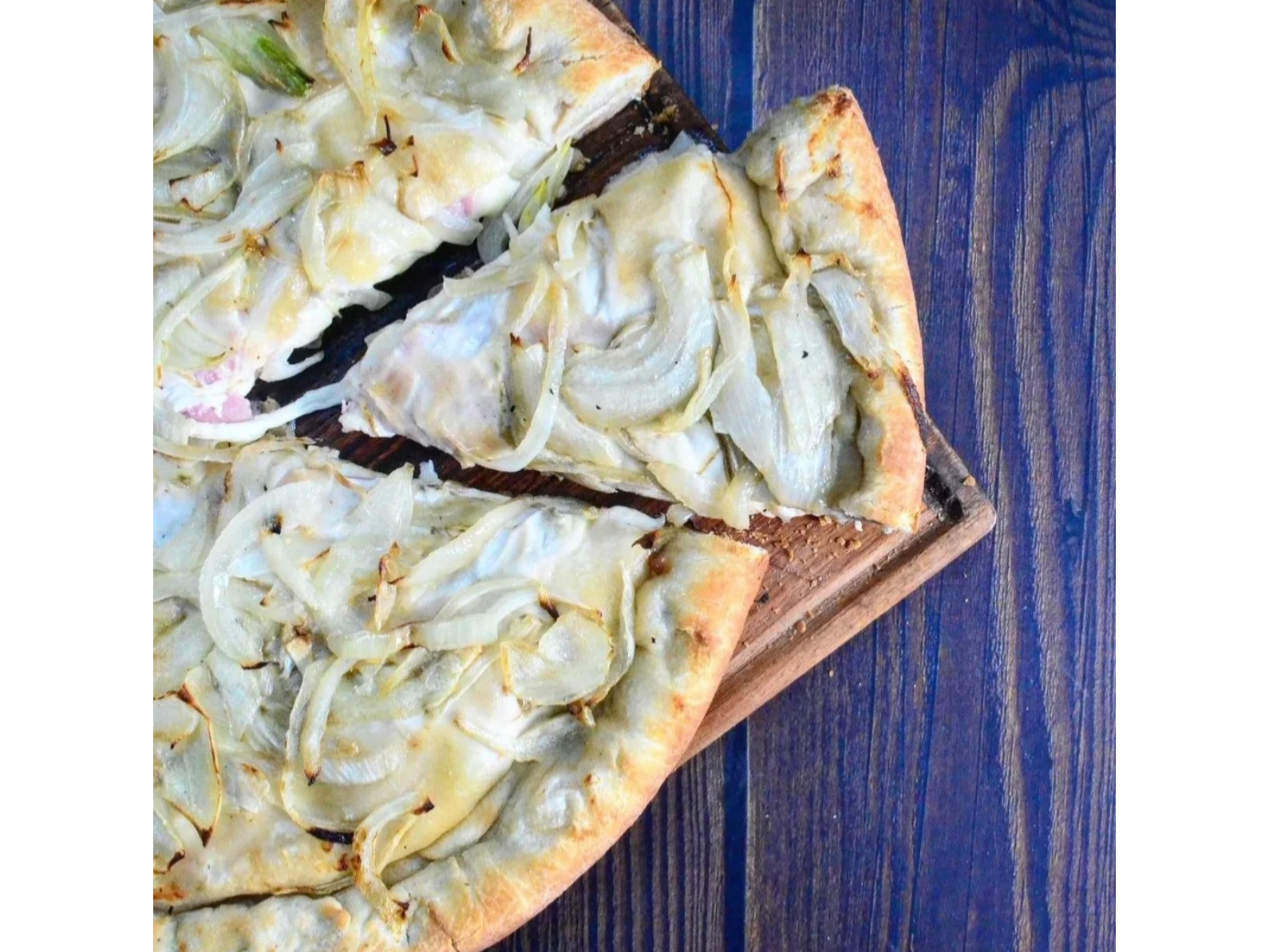 Pizza fugazza con muzzarella