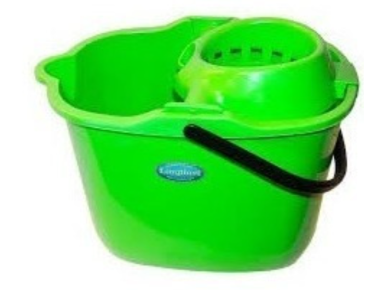 Balde con escurridor y ruedas 17 lts Limplast