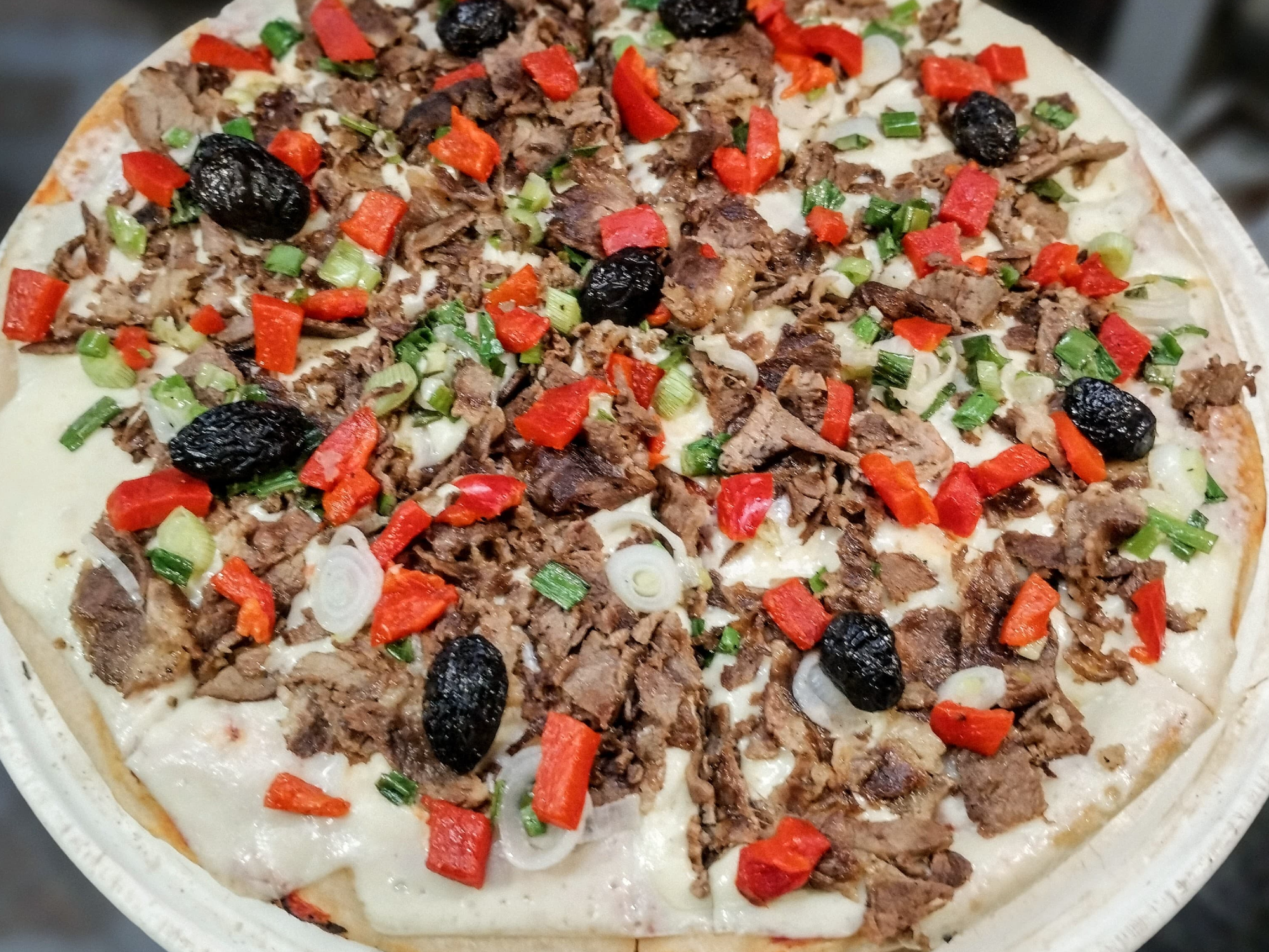Pizza con carne y verdeo
