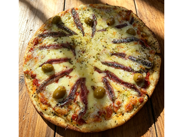 02 - COMBINADA | Muzzarella, salsa, aceitunas y anchoas