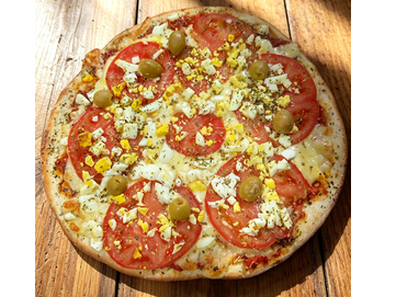 15 - PRIMAVERA | Muzzarella, salsa, aceitunas, huevos y rodajas de tomate
