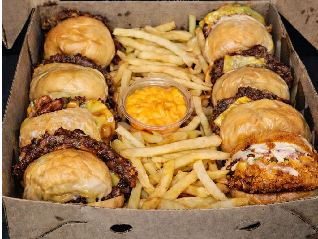 Hamburguesitas x 8 + pote cheddar + papas de CLUB BURGUER