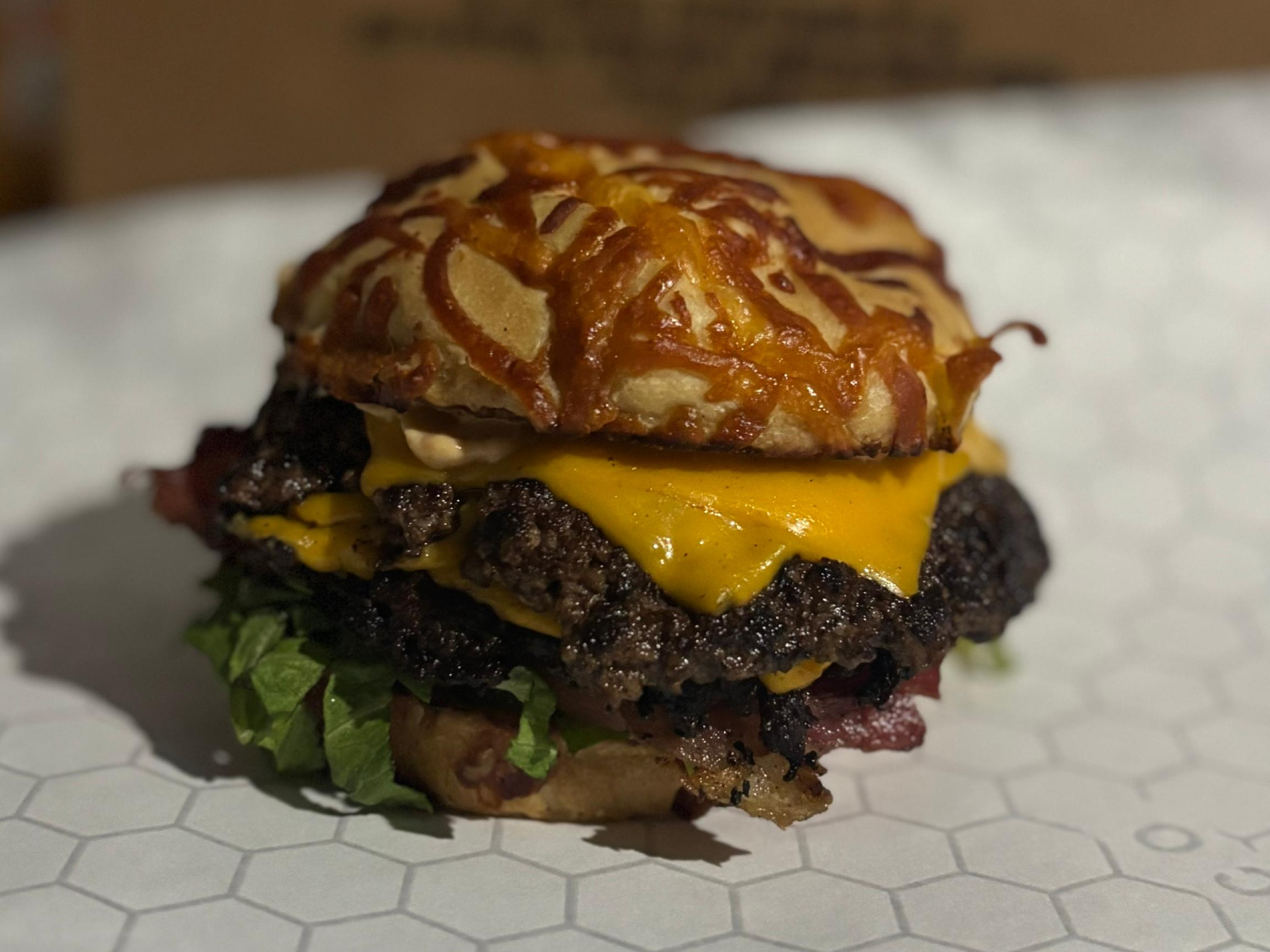 Club burger Triple (incluye papas mccain)