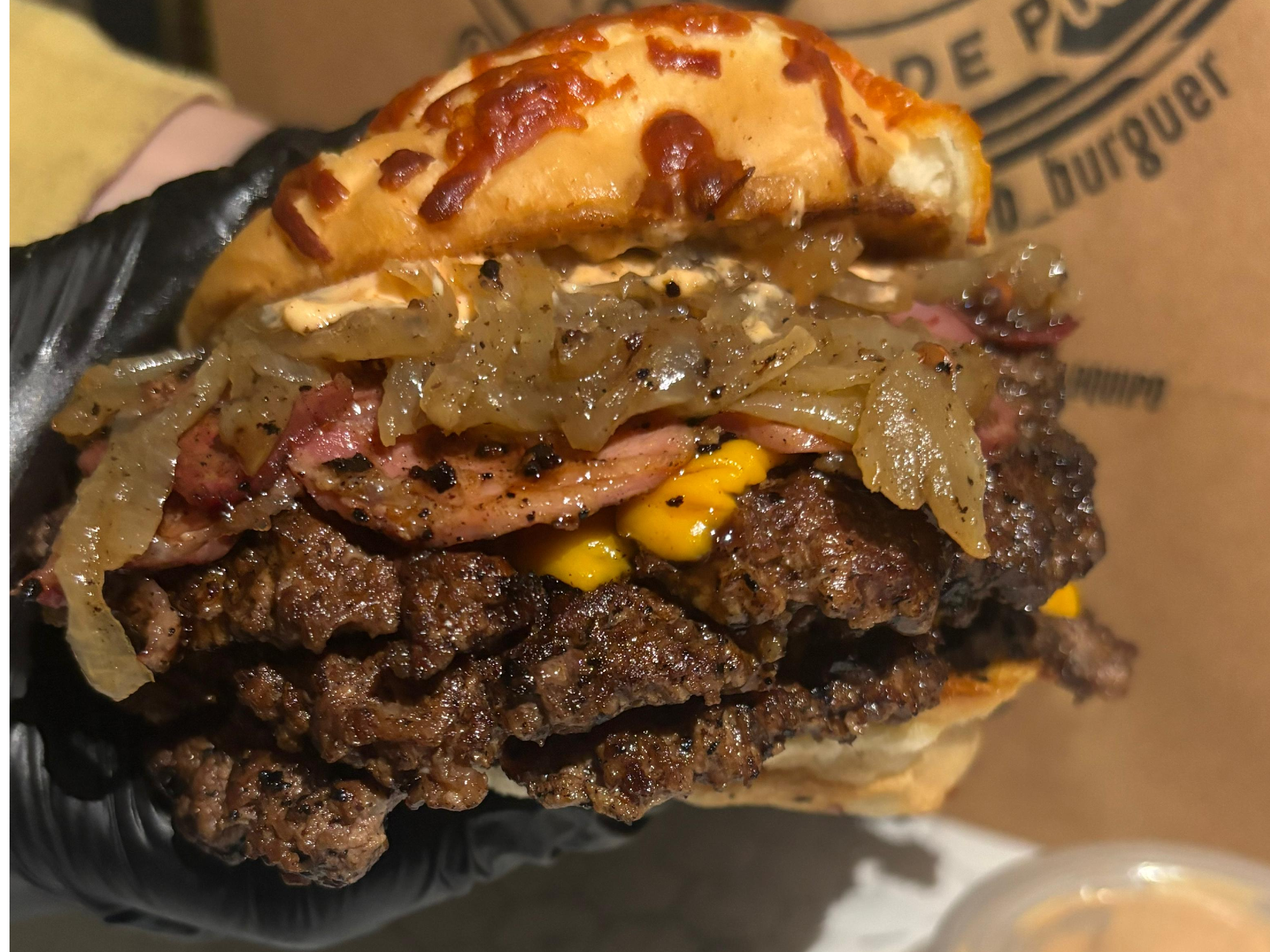 Club burger Cuadruple (incluye papas mccain)