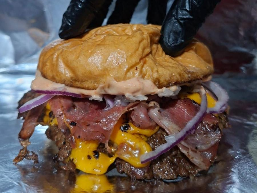 Club burger Simple (incluye papas mccain)