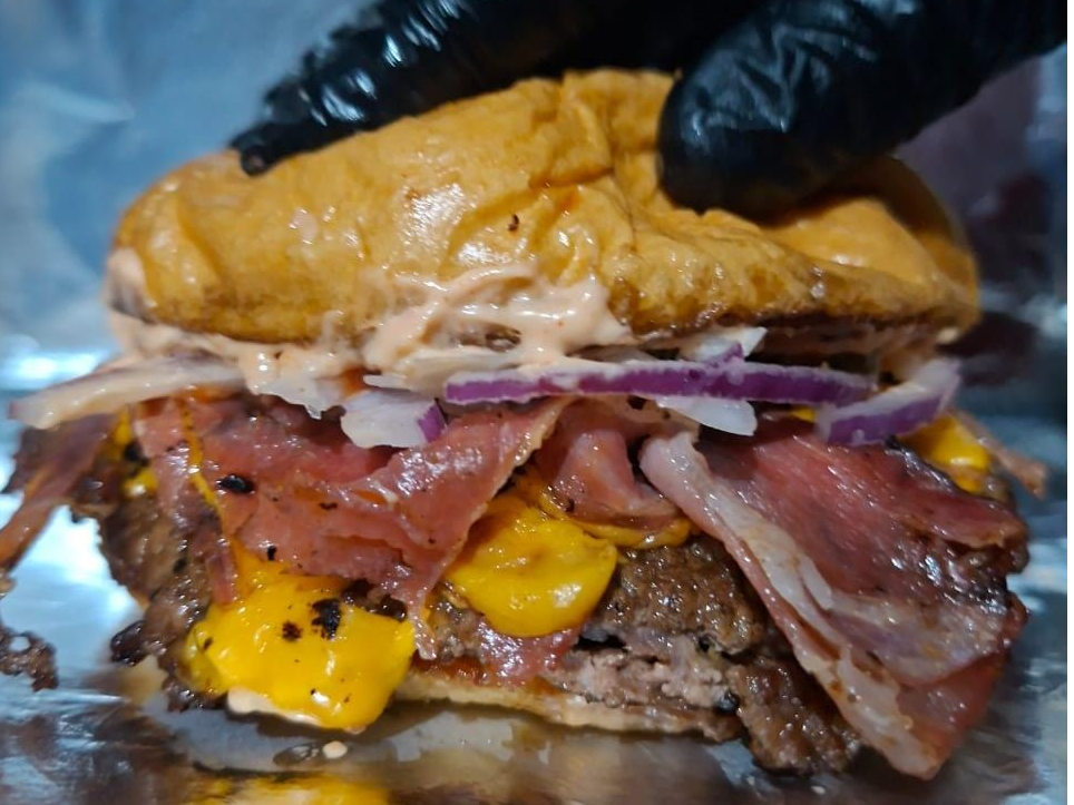 Club burger Doble (incluye papas mccain)