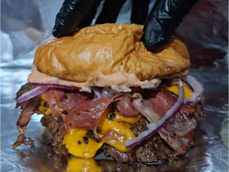 Club burger Triple (incluye papas mccain)