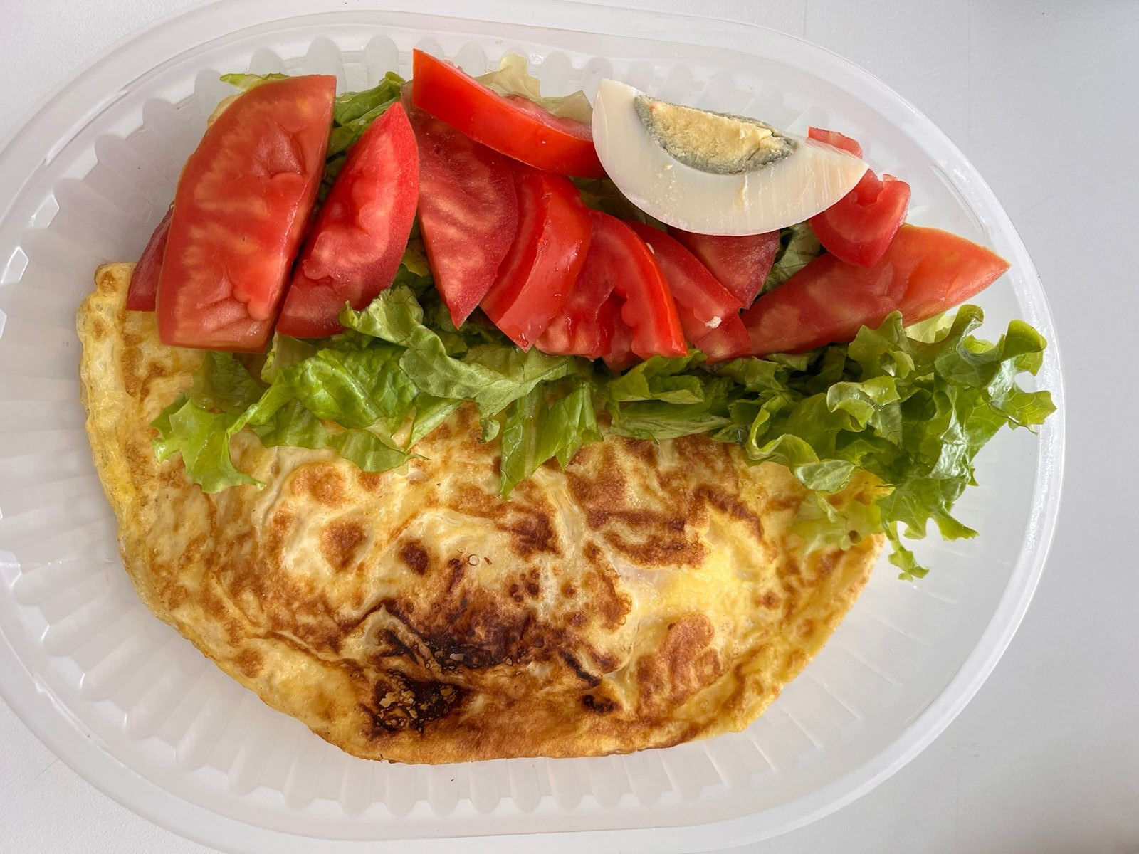 Omelet de jamon y queso con ensalada.