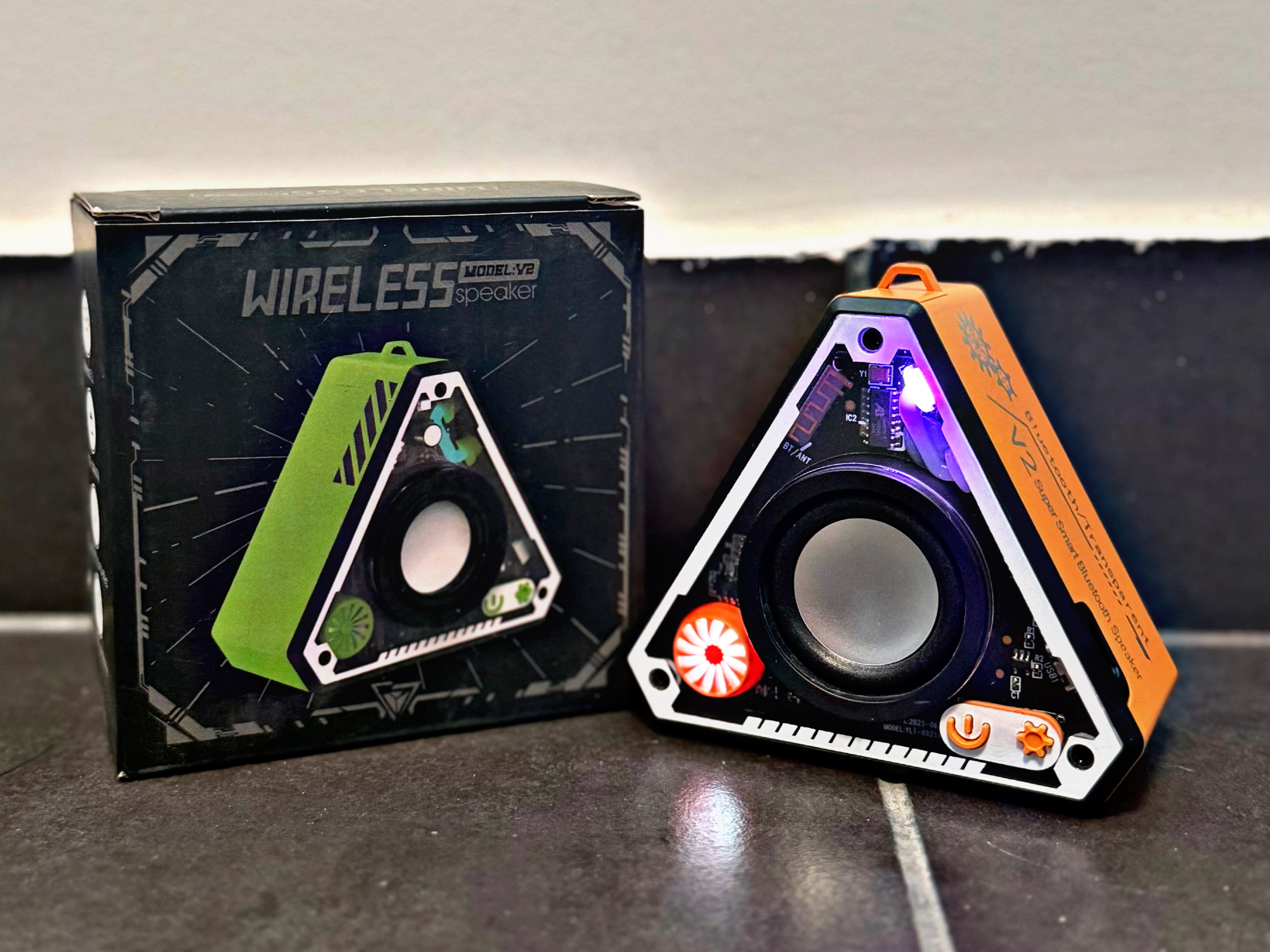 MINI PARLANTE TRIANGULO CON LUCES - V2 - COD.: 77