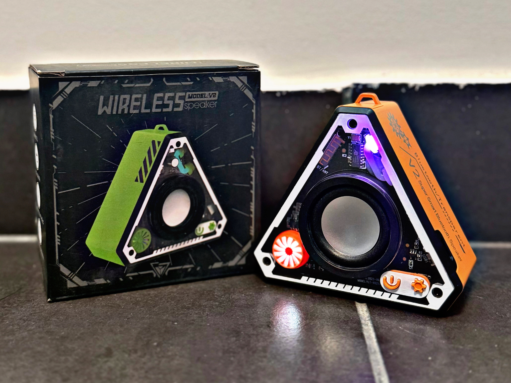 MINI PARLANTE TRIANGULO CON LUCES - V2 - COD.: 77