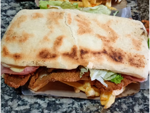 Sandwich de milanesa con papas completo de Los Tres Hermanos