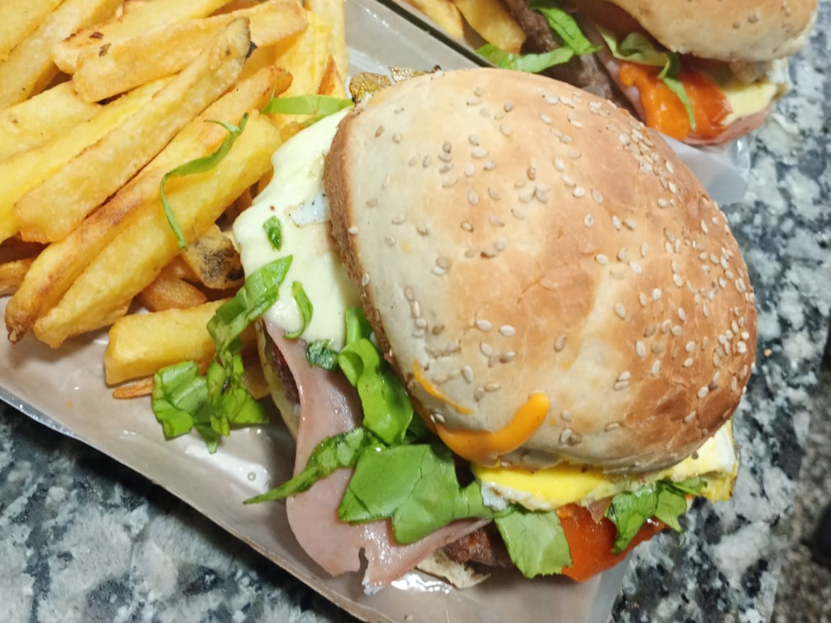 Hamburguesa completa con papas fritas