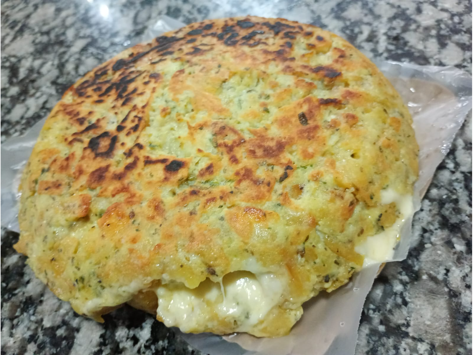 Tortilla de papa rellena con jamón y queso