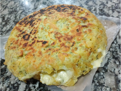 Tortilla de papa rellena con jamón y queso