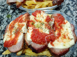 Bondiola a la pizza con papas fritas